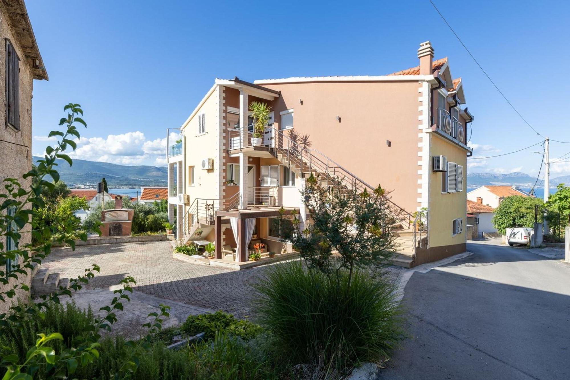 Apartments Belmat Trogir Bagian luar foto
